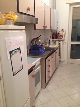 Se buscan dos personas para compartir una habitación doble.