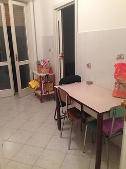 Se buscan dos personas para compartir una habitación doble.