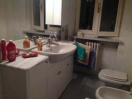 Se buscan dos personas para compartir una habitación doble.