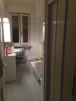 Se buscan dos personas para compartir una habitación doble.