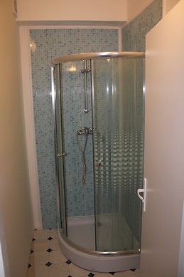 Separate furnished room with windows to forest in Smíchov