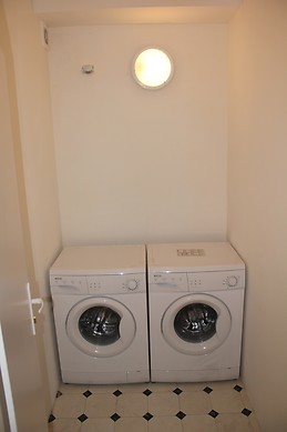 Separate furnished room with windows to forest in Smíchov