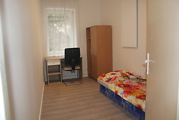 Newly furnished room with window to the forest in Smíchov