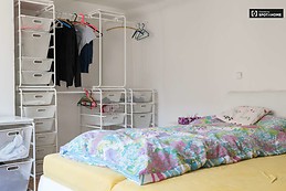 single-bed-rooms-rent-furnished-3-bedroom-apartment-predni-kopan