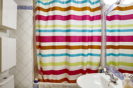 Soleado quarto em apartamento em zona histórica de Lisboa