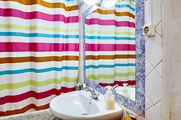 Soleado quarto em apartamento em zona histórica de Lisboa