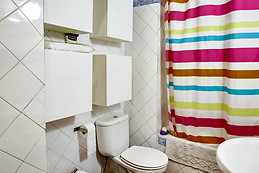 Soleado quarto em apartamento em zona histórica de Lisboa