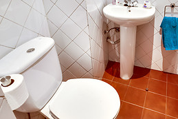 Soleado quarto em apartamento em zona histórica de Lisboa