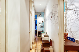 Soleado quarto em apartamento em zona histórica de Lisboa