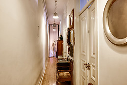 Soleado quarto em apartamento em zona histórica de Lisboa