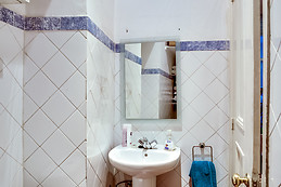 Soleado quarto em apartamento em zona histórica de Lisboa