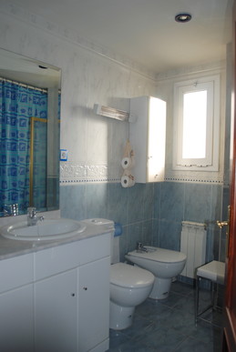 Somos una familia con 2 hijas, de 17 y 14 años, la vivienda es u