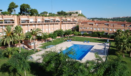 Somos una familia con 2 hijas, de 17 y 14 años, la vivienda es una casa adosado, CON VISTAS AL MAR, de 4 plantas, garaje, traste