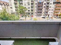 sunny-3-bedroom-apartment-balcony-ac-rent-kelenfold-27066e67bdf9