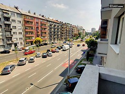 sunny-3-bedroom-apartment-balcony-ac-rent-kelenfold-9e760bc1dbef