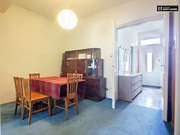 Sunny 3-bedroom apartment with balcony and AC for rent in Kelenföld