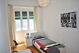 SUNNY BALCONY!! CITY CENTER+Shopping Mall in front, 3 Metro Lines + Bus ONLY GIRLS