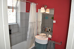 SUNNY BALCONY!! Shopping Mall in front, 3 Metro Lines + Bus