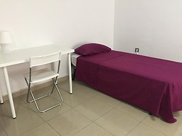 Sunny and big room in Malaga city center