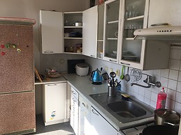 Sunny furnished bedroom in shared appartment On Metro station 15