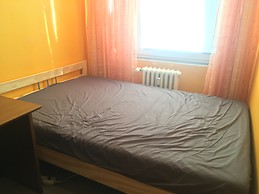 Sunny furnished bedroom in shared appartment On Metro station 15