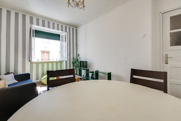 Sunny and large appartment in middle of Lisbon