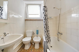 Sunny and large appartment in middle of Lisbon