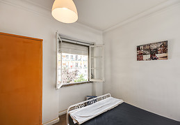 Sunny and large appartment in middle of Lisbon