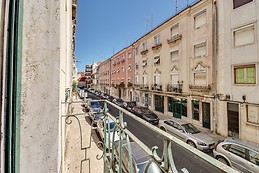 Sunny and large appartment in middle of Lisbon
