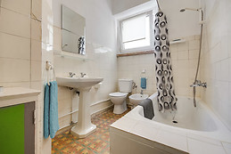 Sunny and large appartment in middle of Lisbon