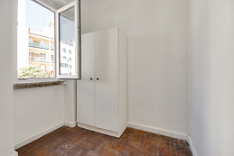 Sunny and large appartment in middle of Lisbon