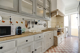 Sunny and large appartment in middle of Lisbon
