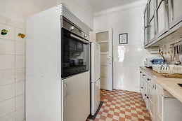 Sunny and large appartment in middle of Lisbon