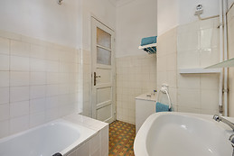 Sunny and large appartment in middle of Lisbon