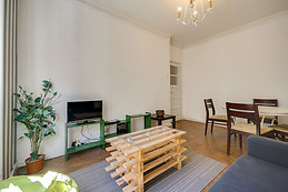 Sunny and large appartment in middle of Lisbon