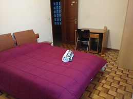 Sunny room with double bed close to Minho University