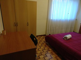 Sunny room with double bed close to Minho University