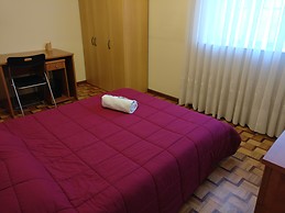 Sunny room with double bed close to Minho University