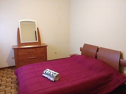 Sunny room with double bed close to Minho University