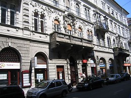 Two-room sunny apartment in Nagymezo street available