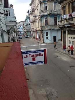 Zimmer mit eigenem Bad, Klimaanlage und Ventilator in Zentrum Ha