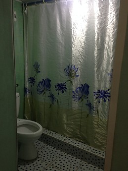 Zimmer mit eigenem Bad, Klimaanlage und Ventilator in Zentrum Ha