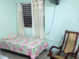 Zimmer mit eigenem Bad, Klimaanlage und Ventilator in Zentrum Ha