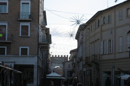 In fondo: l&#39;Arco D&#39;Augusto