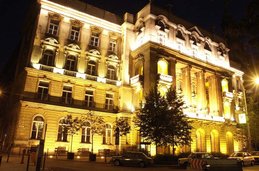 facultad de derecho por la noche