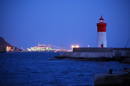 El Faro de Navidad con Escombreras al fondo