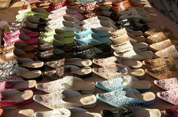 Babuchas en puestecito de la Feria de San Juan
