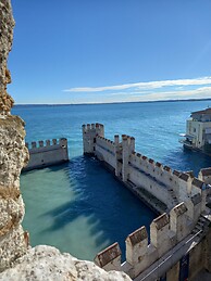L'intérieur du château, vu sur la mer, Sirmione 