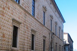 Palazzo dei Diamanti (1)