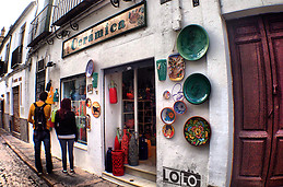 Tienda de cerámica en La Judería.